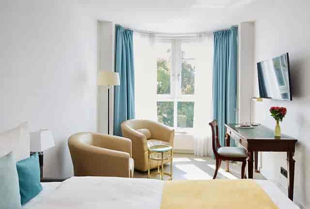 VIP lounge hotel workspace with ergonomic seating for business travel and event meetings.