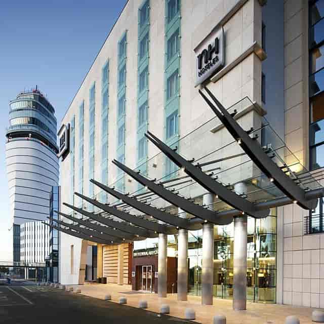 Modern Vienna airport conference center: upscale corporate meeting venue for business events.