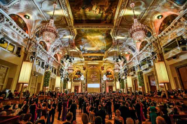 Historic gala venue in Chicago Loop with elegant lighting for luxury corporate events.