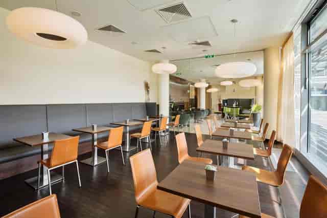 Hotel Doppio restaurant featuring modular seating for business networking and coffee break events.