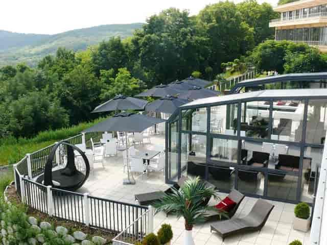 Outdoor terrace cafe in Kahlenberg with panoramic views, ideal for networking events and receptions.