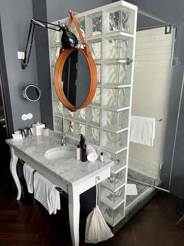 Grand Ferdinand Extrazimmer suite with dated glass-block partition for luxury VIP site inspections.