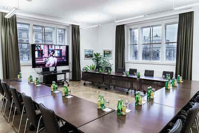 U-shape boardroom at UNIQA Österreich with natural light for corporate meetings and conferences.