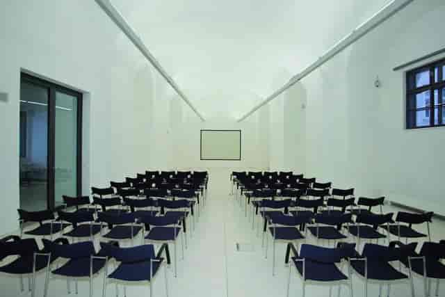 Aula Lounge theater-style conference room for corporate events and professional presentations.