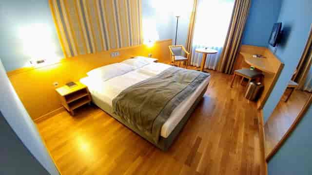Adolf Loos room at Austria Trend Hotel Ananas: functional workspace for business travel groups.