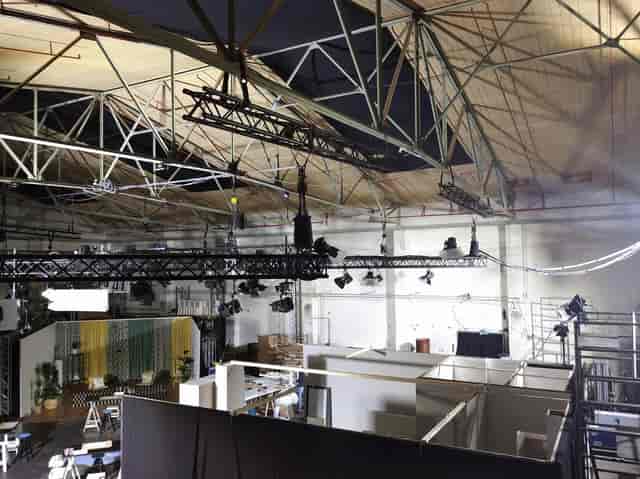 Saal.eins industrial event venue with overhead truss system for technical production and rigging.