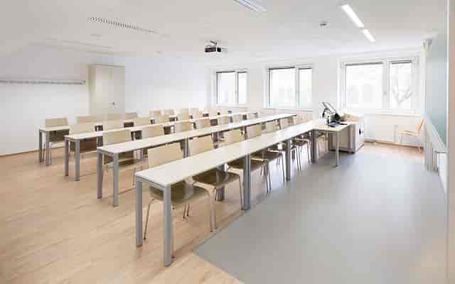 CUBE14 seminar room: lecture-style classroom for professional training and academic workshops.