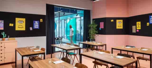Modern Web3 Hub Vienna conference room for collaborative workshops and tech networking events.