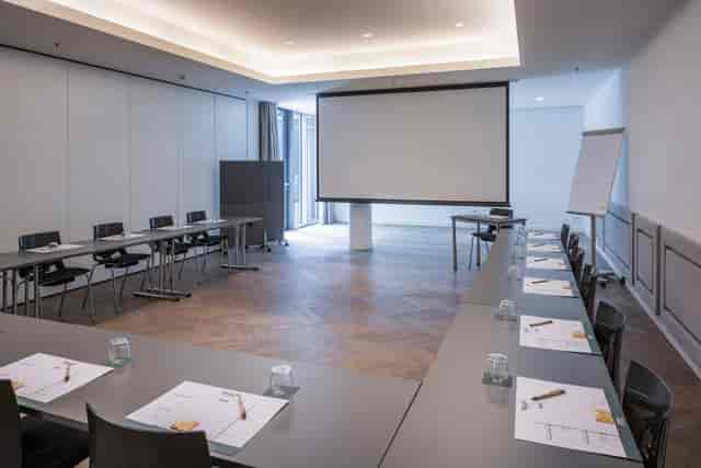 U-shape boardroom at MAXX Vienna, ideal for corporate workshops and professional business meetings.