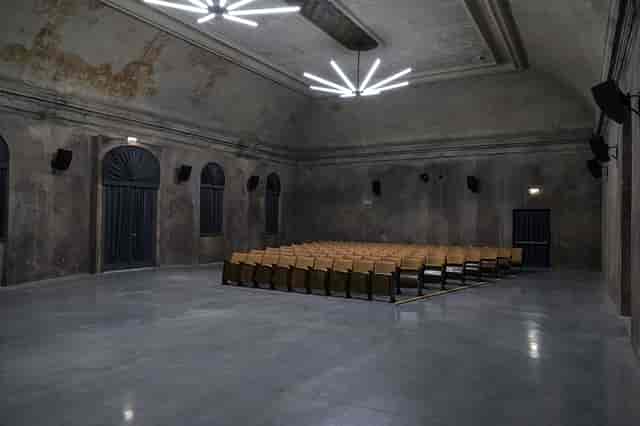 Industrial theater venue at REAKTOR featuring raw chic aesthetics for product launches and events.