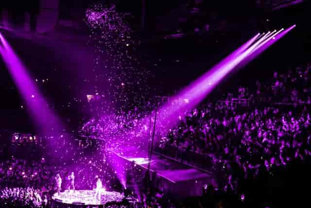 Premium Club 3Arena awards ceremony, dramatic purple lighting and confetti finale.