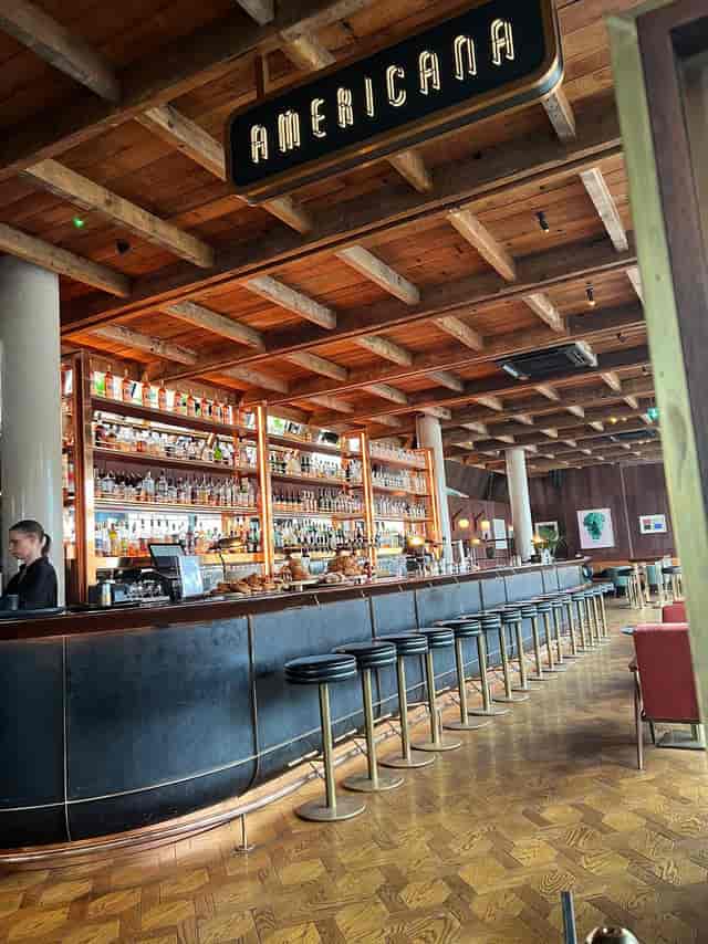 Americana Cocktail Bar with warm decor: ideal for VIP networking and corporate reception events.