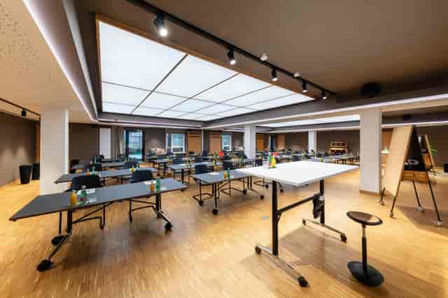 Classroom-style breakout room at Hotel Zeitgeist Vienna for corporate workshops and training.