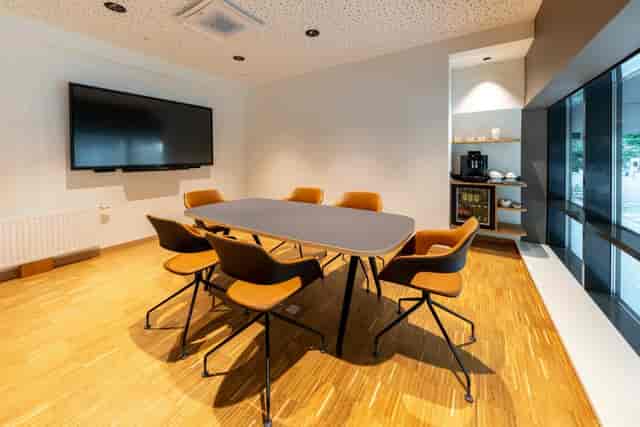 Small meeting room at Hotel Zeitgeist Vienna with AV tech for corporate workshops and huddle sessions.