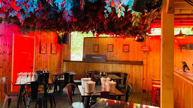 The Knot in Between The Bridges: Rustic venue with vibrant decor, ideal for gatherings.