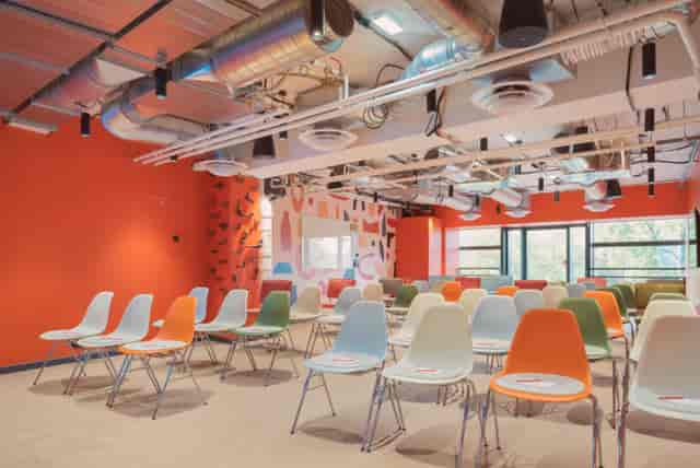 Industrial meeting room at Comet Bercy with theater-style seating for creative workshops.
