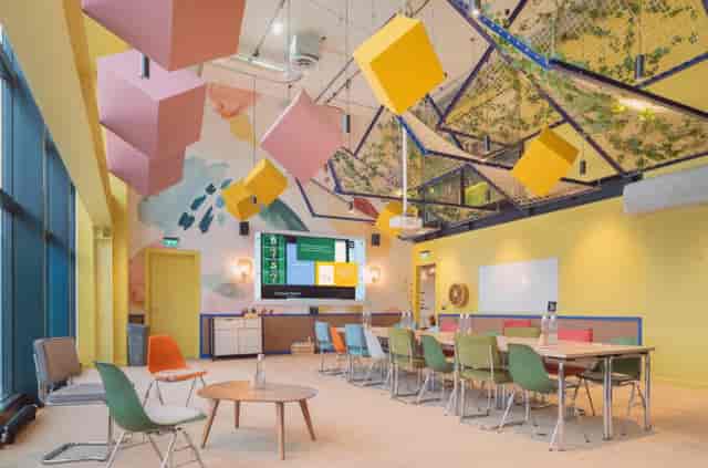 Agile meeting room at Comet Bercy for collaborative workshops and creative corporate events.
