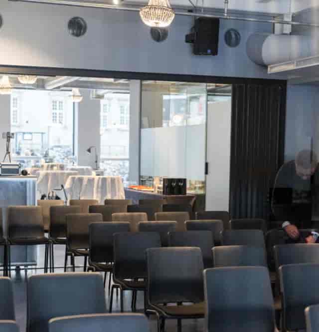 Hybrid event setup at Mesh Matrikel1 with theater seating and networking cocktail tables.