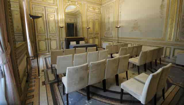 Elegant Sala Inca & Camoens meeting room, ideal for corporate events and intimate workshops.