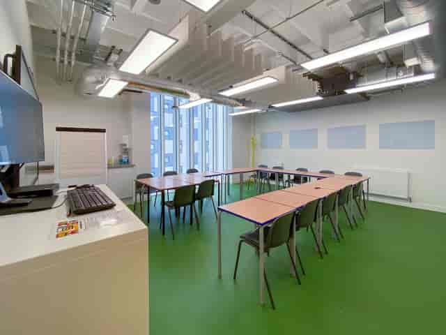 Classroom meeting room with U-shaped seating, ideal for presentations and brainstorming.