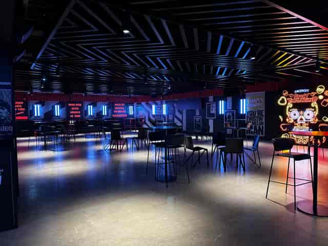 Modern Co-op Backstage meeting space with sleek design, perfect for networking events.