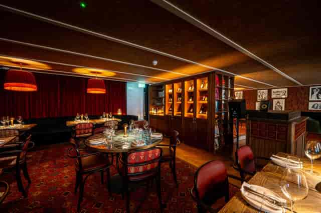 Hovarda private dining room for exclusive high-end corporate networking and VIP board dinners.