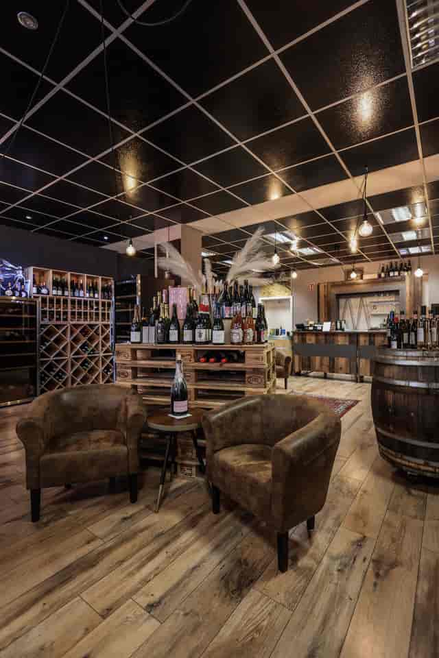 Heinzhermann wine bar: rustic industrial VIP wine tasting and networking event space.