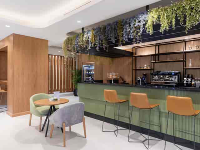 Biophilic meeting breakout room at Holiday Inn Riyadh for business networking and conferences.