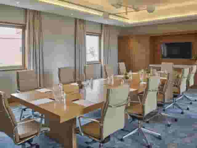 Alfarroba / Carob Meeting Room