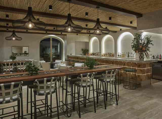 Salpico Pool Bar at Viceroy Ombria Algarve: upscale cocktail reception and networking event space.