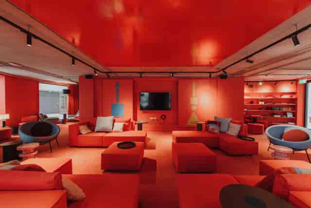 Monochromatic Salon breakout space for creative networking and corporate brainstorming events.