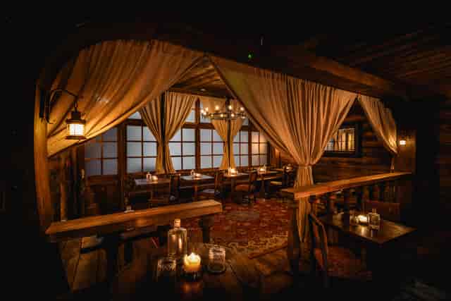 Captain’s Quarters at Rhum Tavern: Sophisticated private room for VIP dinners and board retreats.
