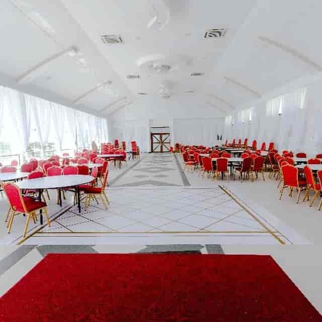Lekam Park banquet hall with red chairs, ideal for weddings and corporate events.