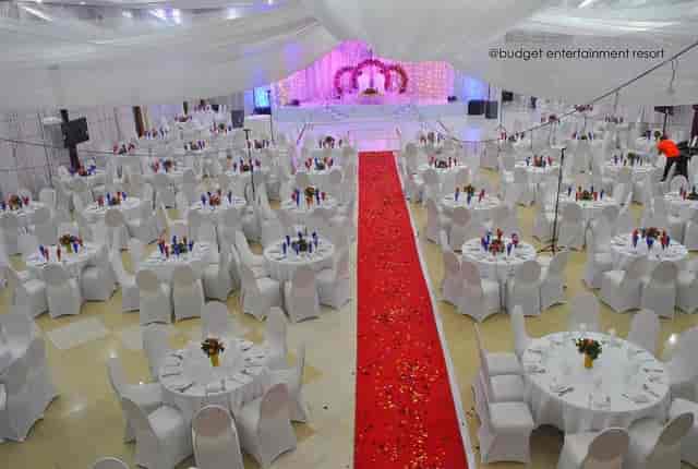 Banquet hall in Lekam Park with red carpet aisle for weddings and galas.