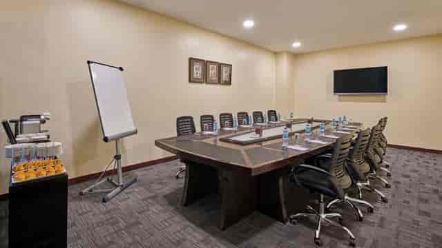 Kinaya boardroom setup with A/V equipment for corporate meetings and team collaboration.