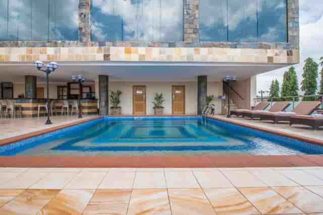 Best Western Plus Colosseum pool-side venue for corporate breakout sessions and incentive events.