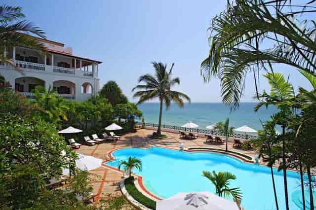 Oceanfront pool deck at Zanzibar Serena Inn for executive retreats and luxury incentive events.