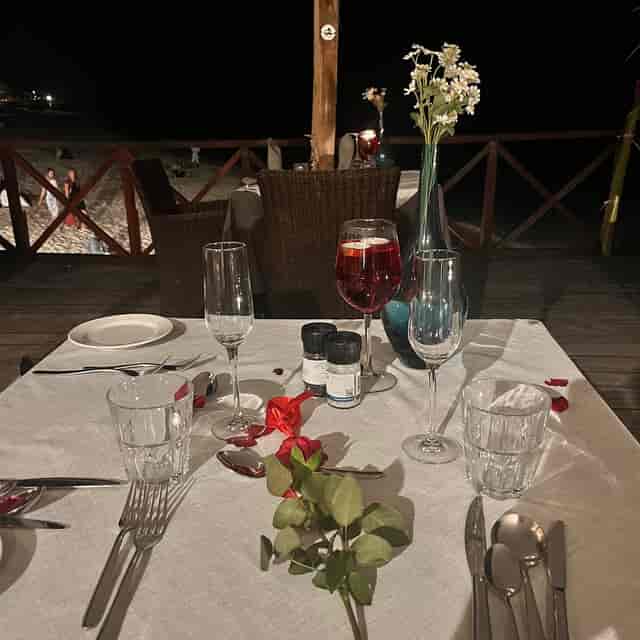 Beachfront incentive dinner table setup at Cinnamon & Rooftops with ocean views.