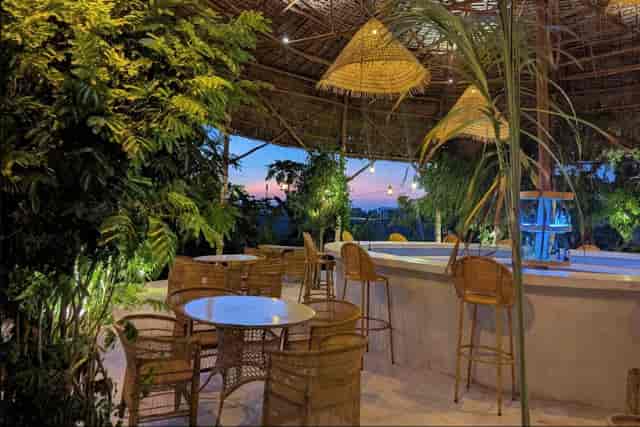 Rooftop restaurant for elegant sunset cocktail events and intimate welcome receptions.