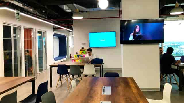 Modern Seedspace meeting room with modular seating for collaborative hybrid workshops.