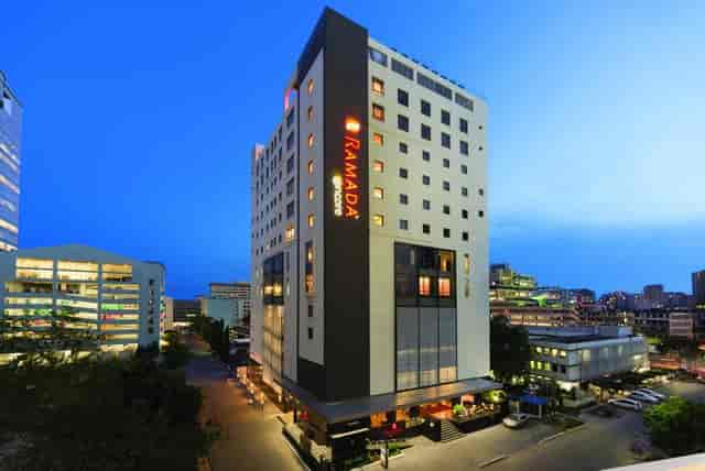 Modern hotel lounge with bright façade, perfect for corporate events and meetings.