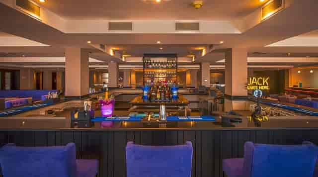 Modern lounge bar with cozy seating, perfect for VIP receptions and professional networking events.
