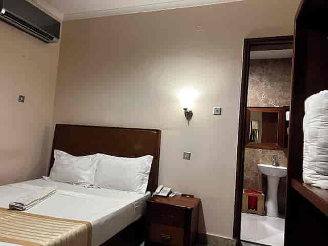K27 Premier Inn hotel room, functional budget design, ideal for business travel and event lodging.