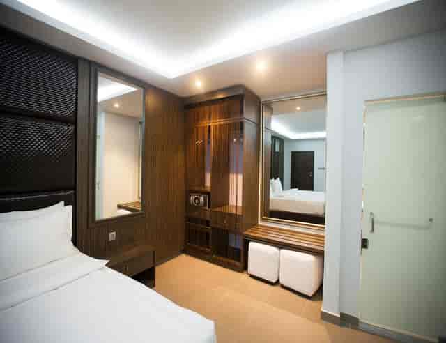 Modern Maison Fahrenheit hotel room with storage, ideal for corporate travel and business stays.