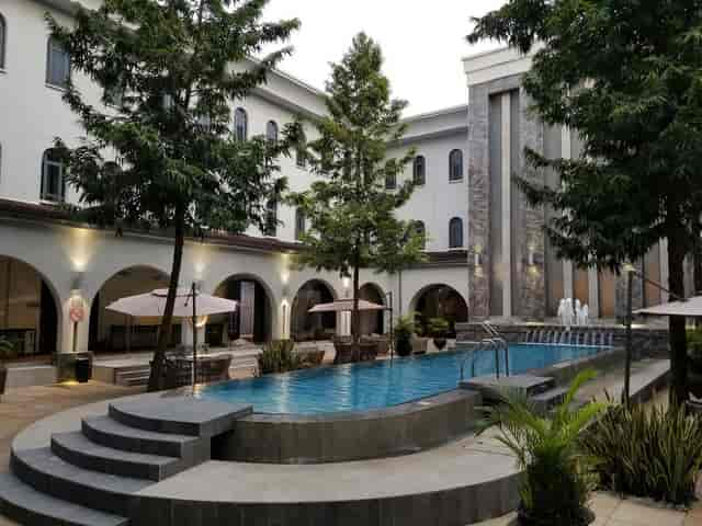 Executive Lounge poolside courtyard for upscale cocktail receptions and networking events.