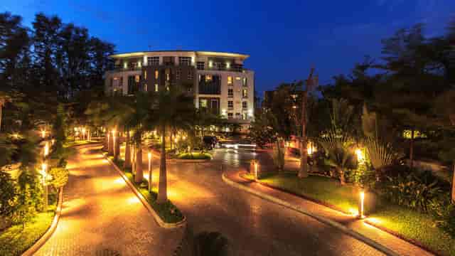 Raphael Meeting Lounge at The George with lush landscaping for executive retreats and events.