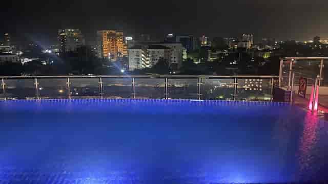 Niger Room rooftop infinity pool, ideal for exclusive VIP cocktail receptions and corporate events.