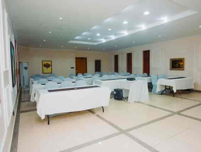 Small meeting room with classroom layout for corporate training and professional events.