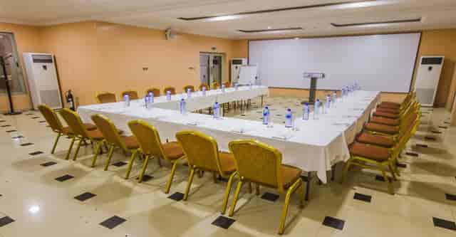 U-shaped Meeting Room 4 with linen tables, ideal for corporate workshops and professional seminars.