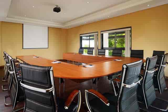 U-shape boardroom in Excellence Hotel, ideal for professional meetings and corporate conferences.
